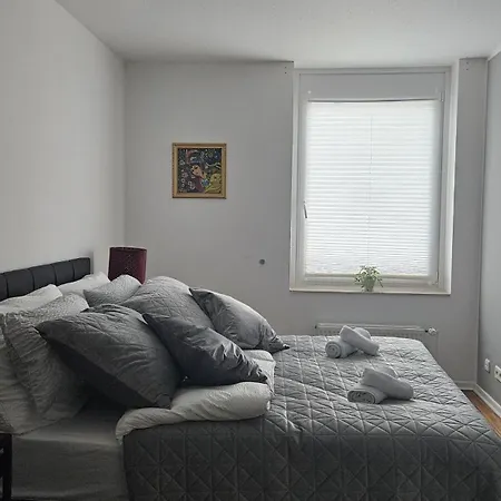 80 M2 Moderne Und Zentrale In Mit Eigenem Parkplatz Apartment *