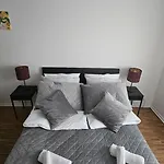 80 M2 Moderne Und Zentrale In Mit Eigenem Parkplatz *